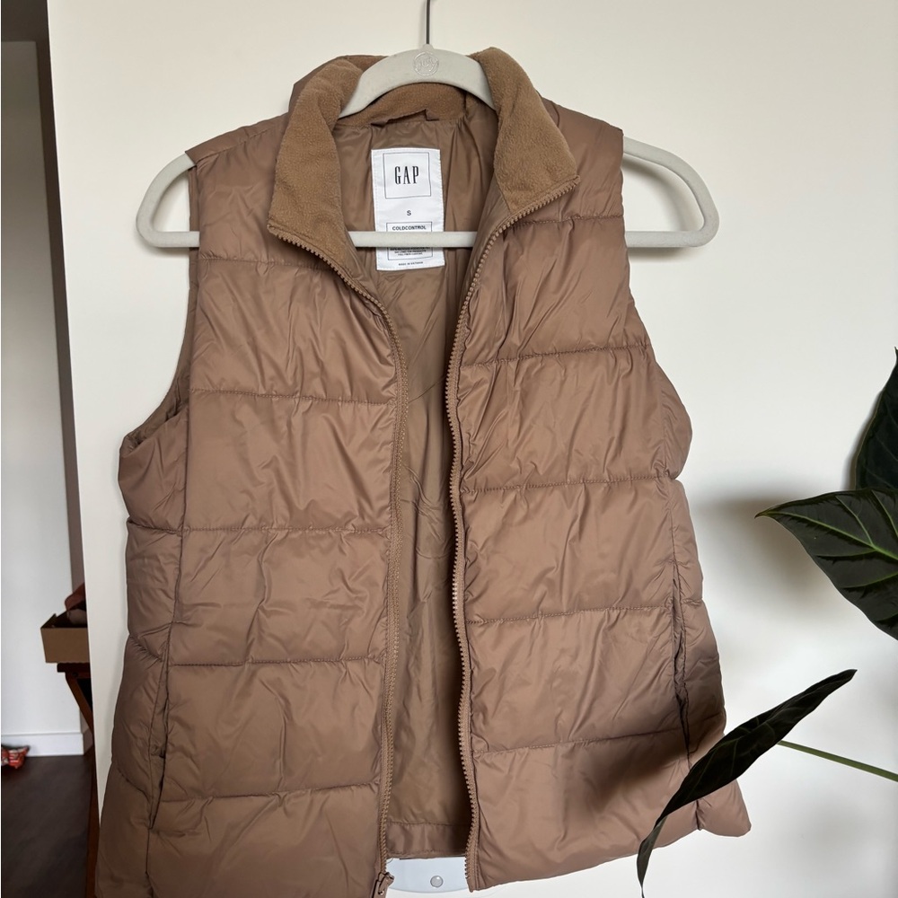 Beige GAP Puffer Vest